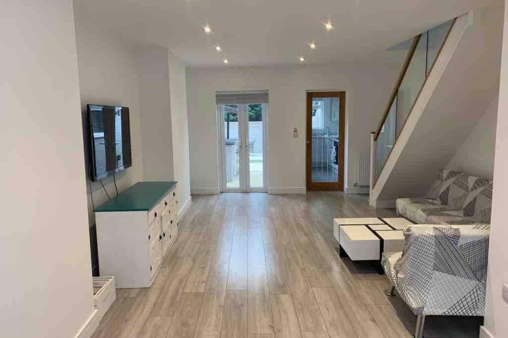 The Villas, Newly Refurbished Modern Home - Free Parking, Prime, Netflix 버킹엄 외부 사진