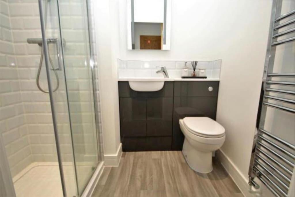 The Villas, Newly Refurbished Modern Home - Free Parking, Prime, Netflix 버킹엄 외부 사진
